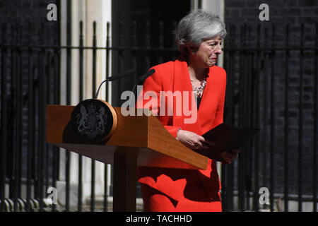 (190524) - LONDON, 24. Mai 2019 (Xinhua) - der britische Premierminister Theresa May spricht zu den Medien außerhalb 10 Downing Street in London, Großbritannien am 24. Mai 2019. Theresa May sagte am Freitag, dass Sie als konservativer Führer am 7. Juni beenden, ebnet Wege für Contest Großbritanniens nächste Ministerpräsident zu entscheiden. (Xinhua / Alberto Pezzali) Stockfoto