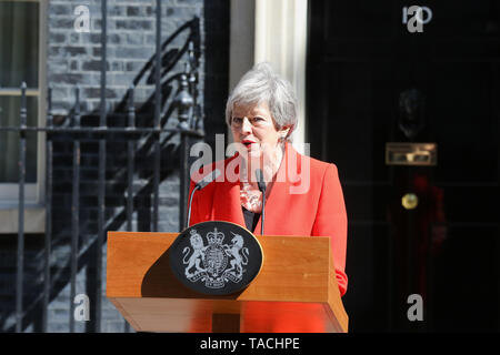 London, UK, UK. 18 Feb, 2019. Der britische Premierminister Theresa May gesehen wird, eine Aussage in der Downing Street nach einem Treffen mit Graham Brady, der Vorsitzende des Ausschusses 1922. Theresa May zurücktreten werde als Premierminister und Führer der Konservativen Partei am 7. Juni 2019. Credit: Dinendra Haria/SOPA Images/ZUMA Draht/Alamy leben Nachrichten Stockfoto