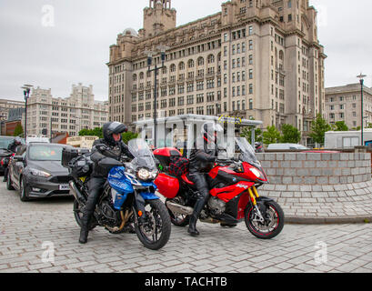 Liverpool, Merseyside. 24. Mai, 2019 UK Wetter: Schönes, ruhiges segeln Zustand bis zu 200 Motorradfahrer Warteschlange an Bord der Fähre auf die Isle of Man die Insel TT Rennen teilzunehmen. Zusätzliche Fährverbindungen werden hinzugefügt werden, um die große Nachfrage für die Zuschauer reisen Top motor sport Die diesjährige Woche der qualifizierenden Ereignis und die schnellste Straße Rennen auf dem Planeten zu besuchen, zu bewältigen. Credit: MediaWorldImages/AlamyLiveNews Stockfoto