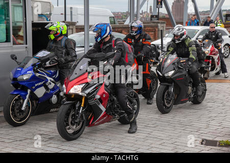 Liverpool, Merseyside. 24. Mai, 2019 UK Wetter: Schönes, ruhiges segeln Zustand bis zu 200 Motorradfahrer Warteschlange an Bord der Fähre auf die Isle of Man die Insel TT Rennen teilzunehmen. Zusätzliche Fährverbindungen werden hinzugefügt werden, um die große Nachfrage für die Zuschauer reisen Top motor sport Die diesjährige Woche der qualifizierenden Ereignis und die schnellste Straße Rennen auf dem Planeten zu besuchen, zu bewältigen. Credit: MediaWorldImages/AlamyLiveNews Stockfoto