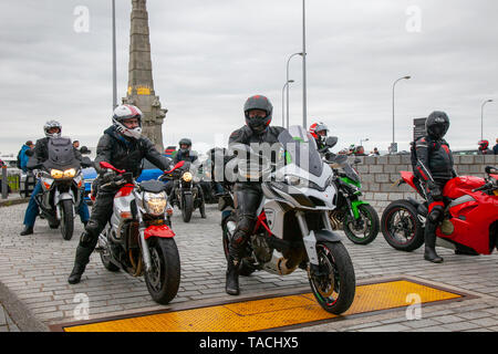 Liverpool, Merseyside. 24. Mai, 2019 UK Wetter: Schönes, ruhiges segeln Zustand bis zu 200 Motorradfahrer Warteschlange an Bord der Fähre auf die Isle of Man die Insel TT Rennen teilzunehmen. Zusätzliche Fährverbindungen werden hinzugefügt werden, um die große Nachfrage für die Zuschauer reisen Top motor sport Die diesjährige Woche der qualifizierenden Ereignis und die schnellste Straße Rennen auf dem Planeten zu besuchen, zu bewältigen. Credit: MediaWorldImages/AlamyLiveNews Stockfoto