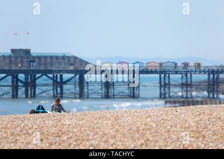 Hastings, East Sussex, UK. 24. Mai, 2019. UK Wetter: Heiß und sonnig in der Küstenstadt Hastings an der Südostküste. Die flimmernde Hitze vom Strand ist auffällig, wie wenige Leute liegen und Sonnenbaden in den herrlichen Sonnenschein. Foto: Paul Lawrenson/Alamy leben Nachrichten Stockfoto