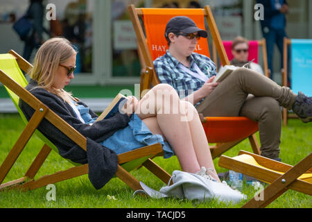 Das Heu Literatur Festival, Heu auf Wye, Wales UK Freitag, 24. Mai 2019. Entspannen mit einem guten Buch auf der Liegewiese am 2. Tag der 32. jährlichen Hay Festival der Literatur und Kunst das Festival die besten Dichter und Denker zieht aus der ganzen Welt für 10 Tage der Feier der Besten des geschriebenen Wortes und kritische Debatte Foto © Keith Morris/Alamy leben Nachrichten Stockfoto