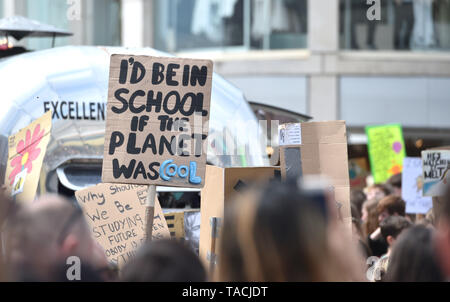 Brighton, UK. 24. Mai, 2019. Tausende Studenten und Schüler in Brighton nehmen an den globalen Klimawandel Streik für die Zukunft Heute als Teil einer koordinierten Tag des Klimawandels Proteste in der ganzen Welt. Hunderttausende Kinder und Jugendliche sind zu Fuß aus Lektionen, die heute weltweit als die Schule Streikbewegung fährt fort zu wachsen. Foto: Simon Dack/Alamy leben Nachrichten Stockfoto