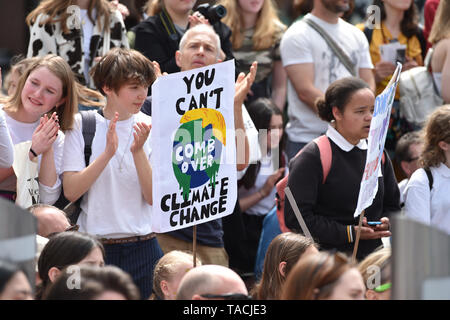 Brighton, UK. 24. Mai, 2019. Tausende Studenten und Schüler in Brighton nehmen an den globalen Klimawandel Streik für die Zukunft Heute als Teil einer koordinierten Tag des Klimawandels Proteste in der ganzen Welt. Hunderttausende Kinder und Jugendliche sind zu Fuß aus Lektionen, die heute weltweit als die Schule Streikbewegung fährt fort zu wachsen. Foto: Simon Dack/Alamy leben Nachrichten Stockfoto