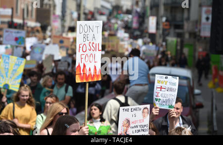 Brighton, UK. 24. Mai, 2019. Tausende Studenten und Schüler in Brighton nehmen an den globalen Klimawandel Streik für die Zukunft Heute als Teil einer koordinierten Tag des Klimawandels Proteste in der ganzen Welt. Hunderttausende Kinder und Jugendliche sind zu Fuß aus Lektionen, die heute weltweit als die Schule Streikbewegung fährt fort zu wachsen. Foto: Simon Dack/Alamy leben Nachrichten Stockfoto