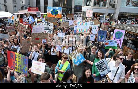 Brighton, UK. 24. Mai, 2019. Tausende Studenten und Schüler in Brighton nehmen an den globalen Klimawandel Streik für die Zukunft Heute als Teil einer koordinierten Tag des Klimawandels Proteste in der ganzen Welt. Hunderttausende Kinder und Jugendliche sind zu Fuß aus Lektionen, die heute weltweit als die Schule Streikbewegung fährt fort zu wachsen. Foto: Simon Dack/Alamy leben Nachrichten Stockfoto