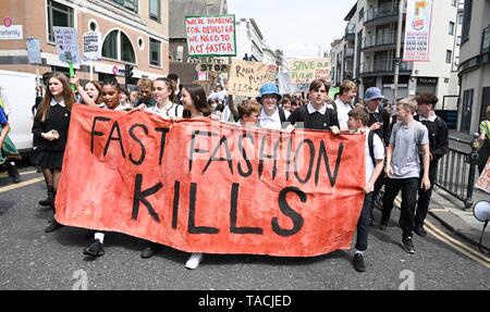 Brighton, UK. 24. Mai, 2019. Tausende Studenten und Schüler in Brighton nehmen an den globalen Klimawandel Streik für die Zukunft Heute als Teil einer koordinierten Tag des Klimawandels Proteste in der ganzen Welt. Hunderttausende Kinder und Jugendliche sind zu Fuß aus Lektionen, die heute weltweit als die Schule Streikbewegung fährt fort zu wachsen. Foto: Simon Dack/Alamy leben Nachrichten Stockfoto