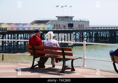 Hastings, East Sussex, UK. 24. Mai, 2019. UK Wetter: Heiß und sonnig in der Küstenstadt Hastings an der Südostküste. Foto: Paul Lawrenson/Alamy leben Nachrichten Stockfoto