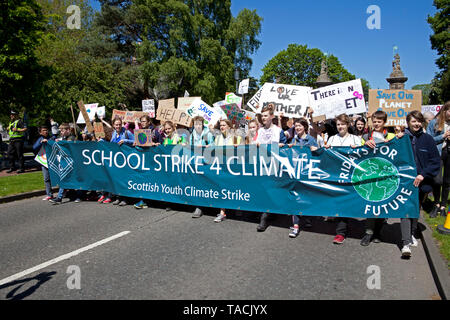 Edinburgh, Schottland, Großbritannien. 24. Mai, 2019. Schätzungsweise 1500 Schülerinnen und Schüler waren Schule für Klimawandel März durch das Zentrum der Hauptstadt zu überspringen. Die Schüler durften Teil am Freitag im globalen Klimakrise März zu nehmen, nachdem Jugendliche informierte die Ratsmitglieder, dass "Störungen erforderlich ist, da die Änderung muss jetzt" geschehen. Stockfoto