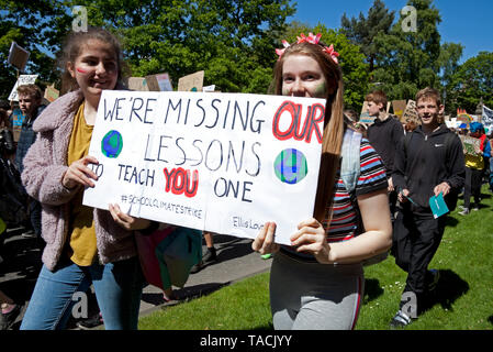 Edinburgh, Schottland, Großbritannien. 24. Mai, 2019. Schätzungsweise 1500 Schülerinnen und Schüler waren Schule für Klimawandel März durch das Zentrum der Hauptstadt zu überspringen. Die Schüler durften Teil am Freitag im globalen Klimakrise März zu nehmen, nachdem Jugendliche informierte die Ratsmitglieder, dass "Störungen erforderlich ist, da die Änderung muss jetzt" geschehen. Stockfoto