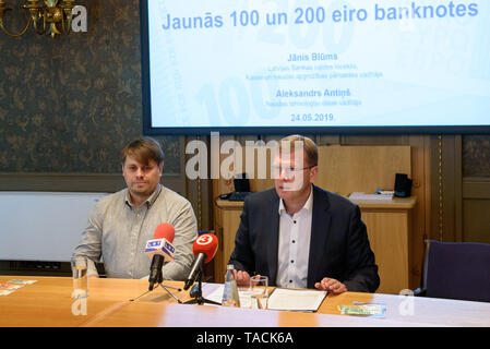 RIGA, Lettland. 24. Mai, 2019. Aleksandrs Antins, der lettischen Zentralbank Spezialist und Janis Blums, Mitglied des Vorstands der nationalen Zentralbank von Lettland die Medien an der Pressekonferenz über die neue 100 Euro und 200 Euro Banknoten der Europa-Serie informieren. Credit: gints Ivuskans/Alamy leben Nachrichten Stockfoto