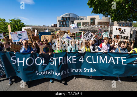 Edinburgh, Schottland, Großbritannien. 24. Mai, 2019. Schottische Jugend Klima Streik der Schüler im Zentrum von Edinburgh. Kursteilnehmer nahmen einen Tag weg von der Schule in die Meadows Park vor entlang der Royal Mile marschieren zu einem Protest außerhalb des Schottischen Parlaments in Holyrood statt zu erfüllen. Der Protest ist mit dem zweiten Global School strike für Klima übereinzustimmen - zusammen mit über 1500 Standorten rund um die Welt. Die Streiks wurden im August 2018 von der Schwedischen schulmädchen Greta Thunberg begann und seither auf der ganzen Welt gespiegelt wurde. Credit: Iain Masterton/Alamy leben Nachrichten Stockfoto