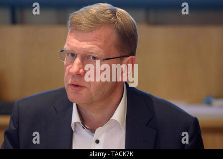 RIGA, Lettland. 24. Mai, 2019. Janis Blum, Mitglied des Vorstandes. Die nationale Zentralbank von Lettland die Medien an der Pressekonferenz über die neue 100 Euro und 200 Euro Banknoten der Europa-Serie. Credit: gints Ivuskans/Alamy leben Nachrichten Stockfoto