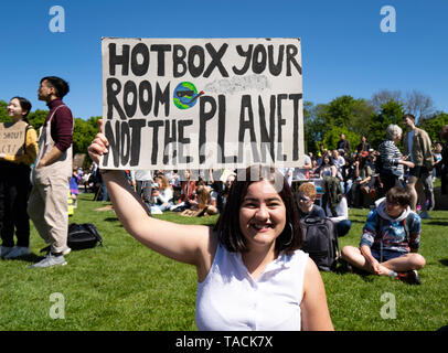 Edinburgh, Schottland, Großbritannien. 24. Mai, 2019. Schottische Jugend Klima Streik der Schüler im Zentrum von Edinburgh. Kursteilnehmer nahmen einen Tag weg von der Schule in die Meadows Park vor entlang der Royal Mile marschieren zu einem Protest außerhalb des Schottischen Parlaments in Holyrood statt zu erfüllen. Der Protest ist mit dem zweiten Global School strike für Klima übereinzustimmen - zusammen mit über 1500 Standorten rund um die Welt. Die Streiks wurden im August 2018 von der Schwedischen schulmädchen Greta Thunberg begann und seither auf der ganzen Welt gespiegelt wurde. Credit: Iain Masterton/Alamy leben Nachrichten Stockfoto