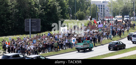 Rostock, Deutschland. 24. Mai, 2019. Kursteilnehmer während des Freitags für Zukunft - Klima Streiks für die Umsetzung der Paris Klimaabkommen demonstrieren. Der Anruf für Demonstrationen war auch vor dem Hintergrund der aktuellen europäischen Wahlen gemacht hat. Quelle: Bernd Wüstneck/dpa/Alamy leben Nachrichten Stockfoto