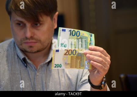 RIGA, Lettland. 24. Mai, 2019. Die nationale Zentralbank von Lettland die Medien an der Pressekonferenz über die neue 100 Euro und 200 Euro Banknoten der Europa-Serie. Credit: gints Ivuskans/Alamy leben Nachrichten Stockfoto