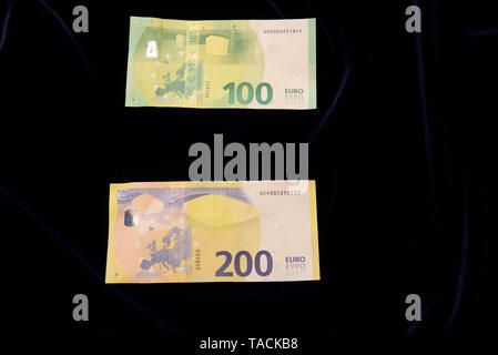 RIGA, Lettland. 24. Mai, 2019. Die nationale Zentralbank von Lettland die Medien an der Pressekonferenz über die neue 100 Euro und 200 Euro Banknoten der Europa-Serie. Credit: gints Ivuskans/Alamy leben Nachrichten Stockfoto