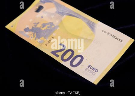 RIGA, Lettland. 24. Mai, 2019. Die nationale Zentralbank von Lettland die Medien an der Pressekonferenz über die neue 100 Euro und 200 Euro Banknoten der Europa-Serie. Credit: gints Ivuskans/Alamy leben Nachrichten Stockfoto