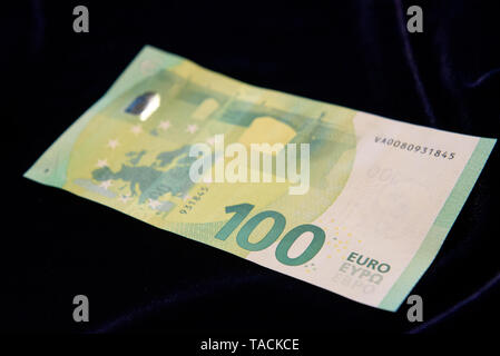 RIGA, Lettland. 24. Mai, 2019. Die nationale Zentralbank von Lettland die Medien an der Pressekonferenz über die neue 100 Euro und 200 Euro Banknoten der Europa-Serie. Credit: gints Ivuskans/Alamy leben Nachrichten Stockfoto