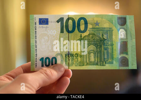 RIGA, Lettland. 24. Mai, 2019. Die nationale Zentralbank von Lettland die Medien an der Pressekonferenz über die neue 100 Euro und 200 Euro Banknoten der Europa-Serie. Credit: gints Ivuskans/Alamy leben Nachrichten Stockfoto