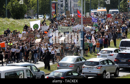 Rostock, Deutschland. 24. Mai, 2019. Kursteilnehmer während des Freitags für Zukunft - Klima Streiks für die Umsetzung der Paris Klimaabkommen demonstrieren. Der Anruf für Demonstrationen war auch vor dem Hintergrund der aktuellen europäischen Wahlen gemacht hat. Quelle: Bernd Wüstneck/dpa/Alamy leben Nachrichten Stockfoto
