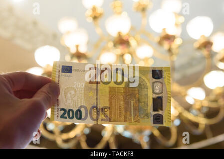 RIGA, Lettland. 24. Mai, 2019. Die nationale Zentralbank von Lettland die Medien an der Pressekonferenz über die neue 100 Euro und 200 Euro Banknoten der Europa-Serie. Credit: gints Ivuskans/Alamy leben Nachrichten Stockfoto