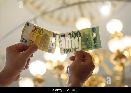 RIGA, Lettland. 24. Mai, 2019. Die nationale Zentralbank von Lettland die Medien an der Pressekonferenz über die neue 100 Euro und 200 Euro Banknoten der Europa-Serie. Credit: gints Ivuskans/Alamy leben Nachrichten Stockfoto