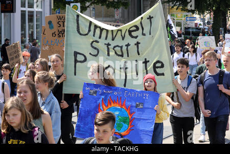 Rostock, Deutschland. 24. Mai, 2019. Schülerinnen und Schüler mit Protest Plakate mit der Aufschrift "Umwelt statt Gewinne' während des Freitags für Zukunft - Klima Streiks für die Umsetzung der Paris Welt Klimaabkommen demonstrieren. Der Anruf für Demonstrationen war auch vor dem Hintergrund der aktuellen europäischen Wahlen gemacht hat. Quelle: Bernd Wüstneck/dpa/Alamy leben Nachrichten Stockfoto