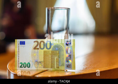 RIGA, Lettland. 24. Mai, 2019. Die nationale Zentralbank von Lettland die Medien an der Pressekonferenz über die neue 100 Euro und 200 Euro Banknoten der Europa-Serie. Credit: gints Ivuskans/Alamy leben Nachrichten Stockfoto