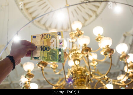 RIGA, Lettland. 24. Mai, 2019. Die nationale Zentralbank von Lettland die Medien an der Pressekonferenz über die neue 100 Euro und 200 Euro Banknoten der Europa-Serie. Credit: gints Ivuskans/Alamy leben Nachrichten Stockfoto