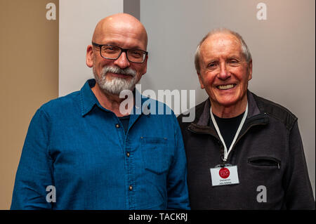 Schull, West Cork, Irland. 24. Mai, 2019. Roddy Doyle war Gegenstand einer Q&A-Session im Rahmen der Schull Fastnet Film Festival heute. Er ist dargestellt mit John Kelleher, Festival Stuhl. Das Festival läuft noch bis zum Sonntag. Credit: Andy Gibson/Alamy Leben Nachrichten. Stockfoto