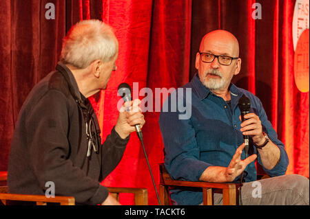 Schull, West Cork, Irland. 24. Mai, 2019. Schriftsteller Roddy Doyle war Gegenstand einer Q&A-Session im Rahmen der Schull Fastnet Film Festival heute. Er ist dargestellt mit John Kelleher, Festival Stuhl. Das Festival läuft noch bis zum Sonntag. Credit: Andy Gibson/Alamy Leben Nachrichten. Stockfoto