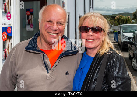 Schull, West Cork, Irland. 24. Mai, 2019. Ehemalige Generaldirektor der BBC, Greg Dyke und seine Frau Sue Howes, waren an der Roddy Doyle Q&A-Session im Rahmen der Schull Fastnet Film Festival heute. Das Festival läuft noch bis zum Sonntag. Credit: Andy Gibson/Alamy Leben Nachrichten. Stockfoto