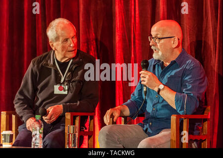 Schull, West Cork, Irland. 24. Mai, 2019. Schriftsteller Roddy Doyle war Gegenstand einer Q&A-Session im Rahmen der Schull Fastnet Film Festival heute. Er ist dargestellt mit John Kelleher, Festival Stuhl. Das Festival läuft noch bis zum Sonntag. Credit: Andy Gibson/Alamy Leben Nachrichten. Stockfoto