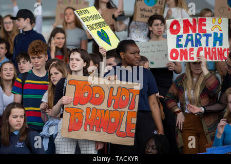 Cardiff, Wales, UK, 24. Mai 2019. Die Demonstranten während der cardiff Jugend Streik für klimapolitische Maßnahmen außerhalb der Nationalversammlung für Wales Senedd Gebäude, Teil der neuesten Global School Klima Streiks, von denen erwartet wird, dass das bislang größte zu sein. Credit: Mark Hawkins/Alamy leben Nachrichten Stockfoto