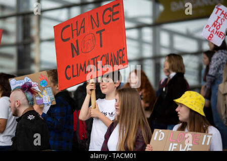 Cardiff, Wales, UK, 24. Mai 2019. Die Demonstranten während der cardiff Jugend Streik für klimapolitische Maßnahmen außerhalb der Nationalversammlung für Wales Senedd Gebäude, Teil der neuesten Global School Klima Streiks, von denen erwartet wird, dass das bislang größte zu sein. Credit: Mark Hawkins/Alamy leben Nachrichten Stockfoto