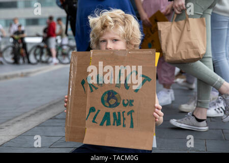 Cardiff, Wales, UK, 24. Mai 2019. Cardiff Jugend Streik für klimapolitische Maßnahmen außerhalb der Nationalversammlung für Wales Senedd Gebäude, Teil der neuesten Global School Klima Streiks, von denen erwartet wird, dass das bislang größte zu sein. Credit: Mark Hawkins/Alamy leben Nachrichten Stockfoto