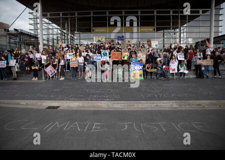 Cardiff, Wales, UK, 24. Mai 2019. Cardiff Jugend Streik für klimapolitische Maßnahmen außerhalb der Nationalversammlung für Wales Senedd Gebäude, Teil der neuesten Global School Klima Streiks, von denen erwartet wird, dass das bislang größte zu sein. Credit: Mark Hawkins/Alamy leben Nachrichten Stockfoto