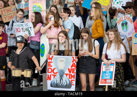 Cardiff, Wales, UK, 24. Mai 2019. Cardiff Jugend Streik für klimapolitische Maßnahmen außerhalb der Nationalversammlung für Wales Senedd Gebäude, Teil der neuesten Global School Klima Streiks, von denen erwartet wird, dass das bislang größte zu sein. Credit: Mark Hawkins/Alamy leben Nachrichten Stockfoto