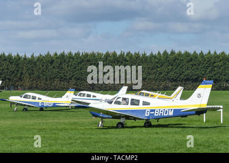 WHITE WALTHAM, ENGLAND - MÄRZ 2019: Piper PA 28 Cherokee Warrier der West London Aero Club am Weißen Walhtam Flugplatz. Andere Flugzeuge sind in geparkt Stockfoto