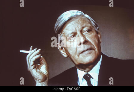 Helmut Schmidt, deutscher Politiker und Bundeskanzler der Bundesrepublik Deutschland von 1974-1982 die hier abgebildeten Rauchen einer Zigarette, Archiv Bild ca 1985 Stockfoto