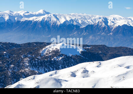 Schneebedeckte Berge und Gebirge in der Rückseite Stockfoto