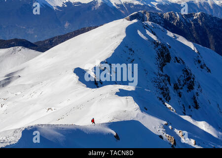 3 Bergsteiger gehen auf Schnee in den Bergen Stockfoto