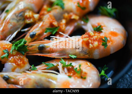 Seafood Platte mit Garnelen Ozean gourmet Abendessen Meeresfrüchte mit Sauce Kräuter und Gewürzen auf pan Hintergrund/Close up Schalentiere Garnelen gekocht Stockfoto