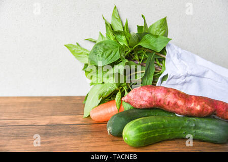 Null Abfall verwenden weniger Kunststoff sagen keine Plastiktüte Konzept / frisches Gemüse Bio im eco Baumwolle Taschen auf Holztisch - weiße Leinwand tuch Klt Stockfoto