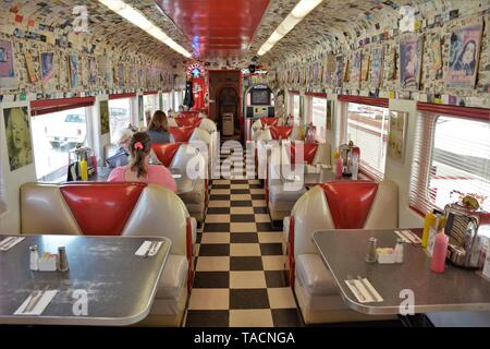 Rock & Roll Diner in Kalifornien USA Amerika in den 50er Jahre Stil der Dekoration mit Filmplakaten und in einem Waggon am Strand Oceano Stockfoto