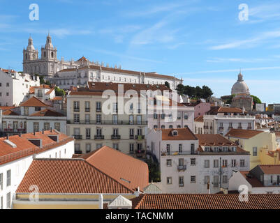 Die Hügel von Lissabon mit der Kirche Sao Vicente de Fora Stockfoto