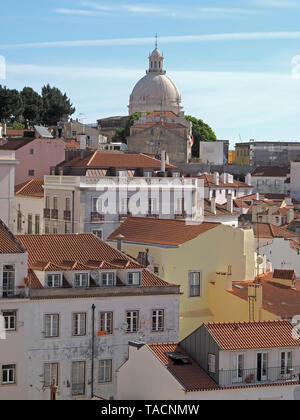 Die Hügel von Lissabon mit dem Pantheon Stockfoto