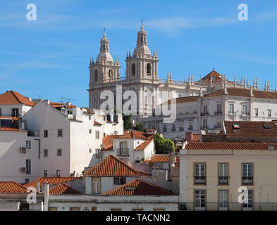 Die Hügel von Lissabon mit der Kirche Sao Vicente de Fora Stockfoto